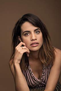 How tall is Natalie Morales?
